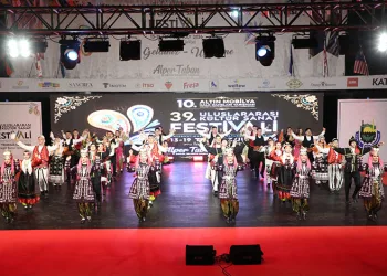 Dünyanın renklerini İnegöl’de buluşturan festival başladı