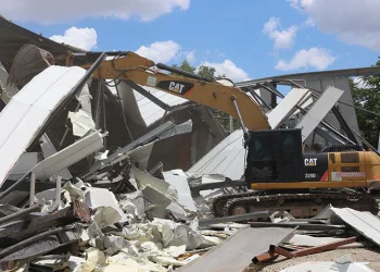 Nilüfer’de toplam 3 bin 300 metrekarelik 3 kaçak yapı yıkıldı