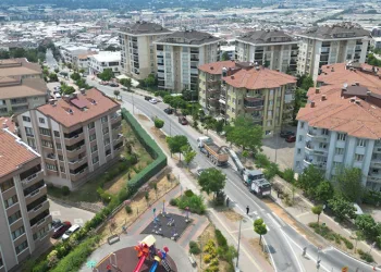 Büyükşehir Üçevler Mahallesi’nde asfalt yeniliyor