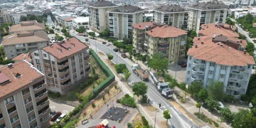 Büyükşehir Üçevler Mahallesi’nde asfalt yeniliyor