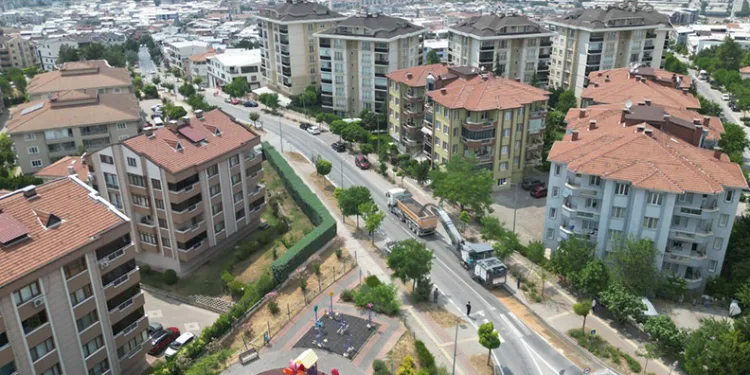 Büyükşehir Üçevler Mahallesi’nde asfalt yeniliyor