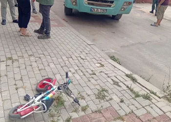 Bursa’da kamyonun altında kalan bisikletli çocuk ağır yaralandı