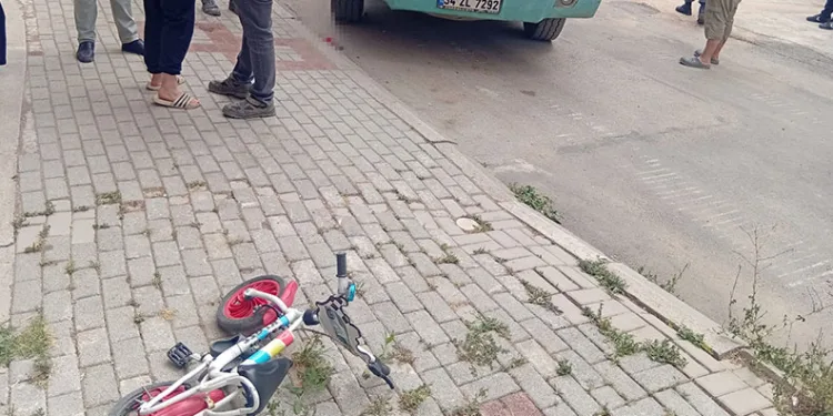 Bursa’da kamyonun altında kalan bisikletli çocuk ağır yaralandı