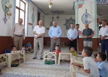 İlçe Protokolünden Kur’an Kursu Öğrencilerine Dondurma Tadında Ziyaret