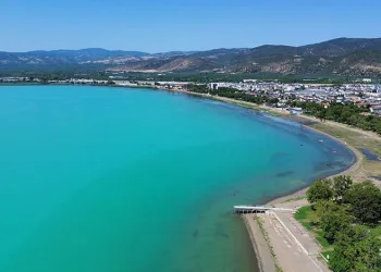 Turkuaza bürünen İznik Gölü mest etti