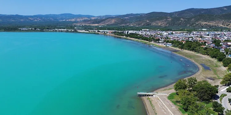 Turkuaza bürünen İznik Gölü mest etti
