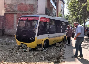 Minibüs, iş yerine çarptıktan sonra boş arsaya uçtu