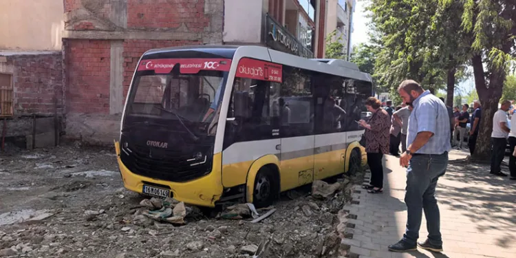 Minibüs, iş yerine çarptıktan sonra boş arsaya uçtu