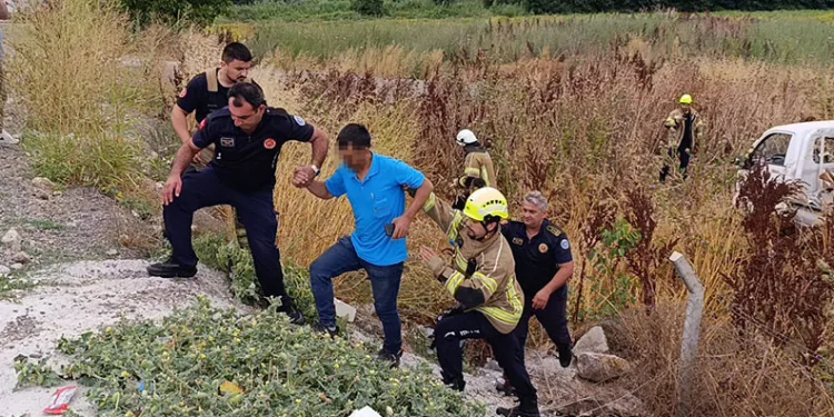 Bursa’da kamyonet tarlaya uçtu: Sürücü yaralandı