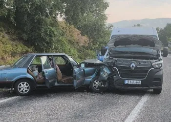 Minibüs ile otomobil çarpıştı 2 yaralı