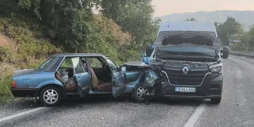 Minibüs ile otomobil çarpıştı 2 yaralı