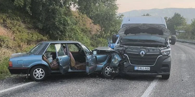 Minibüs ile otomobil çarpıştı 2 yaralı