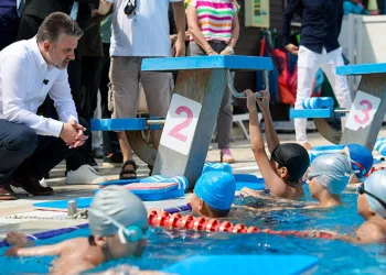 Şahin Biba’dan minik yüzücülere ziyaret