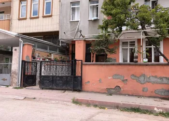 Sürgülü demir kapının altında kalan 3 yaşındaki çocuk ağır yaralandı