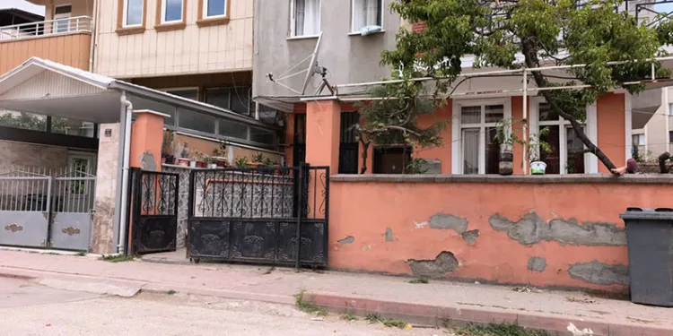 Sürgülü demir kapının altında kalan 3 yaşındaki çocuk ağır yaralandı