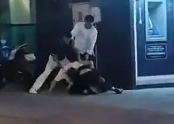 Tartıştığı grup tarafından yere yatırılarak darbedildi