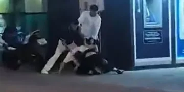 Tartıştığı grup tarafından yere yatırılarak darbedildi