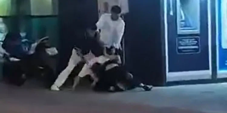 Tartıştığı grup tarafından yere yatırılarak darbedildi