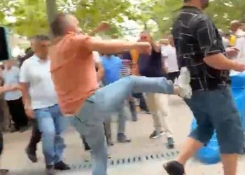 Özgür Özel’in cuma namazı çıkışında tekmeli arbede