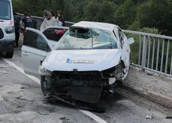 Bursa’da otomobil bariyerlere çarptı: 5 yaralı