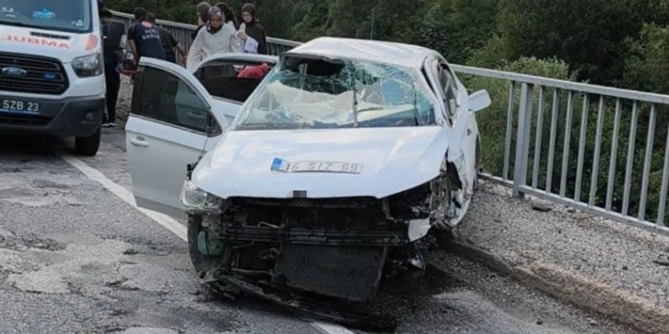 Bursa’da otomobil bariyerlere çarptı: 5 yaralı