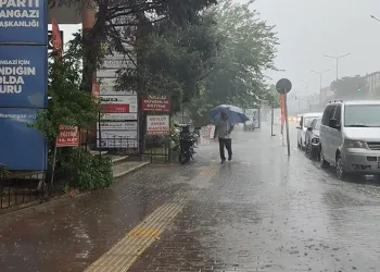 Bursa’da yollar göle döndü, vatandaşlar zor anlar yaşadı