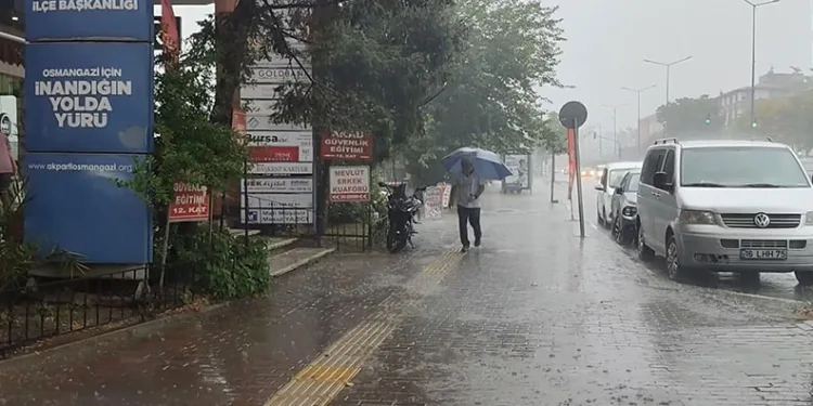 Bursa’da yollar göle döndü, vatandaşlar zor anlar yaşadı