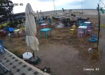 Fırtına sahili süpürdü, kafenin masaları yer değiştirdi