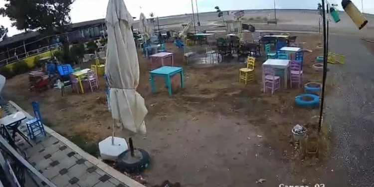 Fırtına sahili süpürdü, kafenin masaları yer değiştirdi
