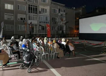 Osmangazi’de yaz akşamları açık hava sinemasıyla şenleniyor