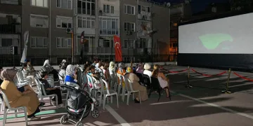 Osmangazi’de yaz akşamları açık hava sinemasıyla şenleniyor
