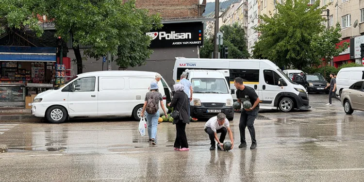 Kamyonetin arka kapağı açılınca karpuzlar yola saçıldı
