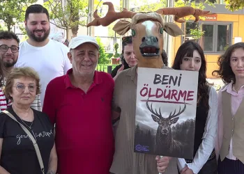 Bursa’da kızıl geyik av ihalesine geyik kostümlü protesto