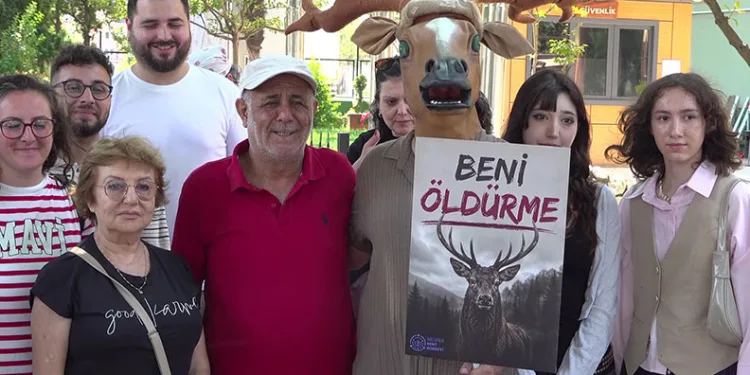 Bursa’da kızıl geyik av ihalesine geyik kostümlü protesto