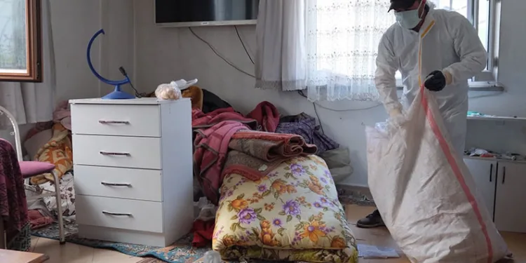 Yıldırım’da çöp ev temizlendi, 5 ton çöp çıktı