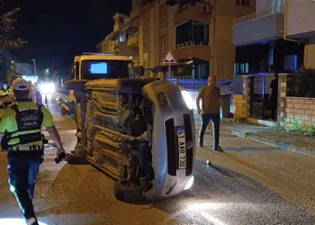 Bursa’da park halindeki otomobile çarpıp yan yattı