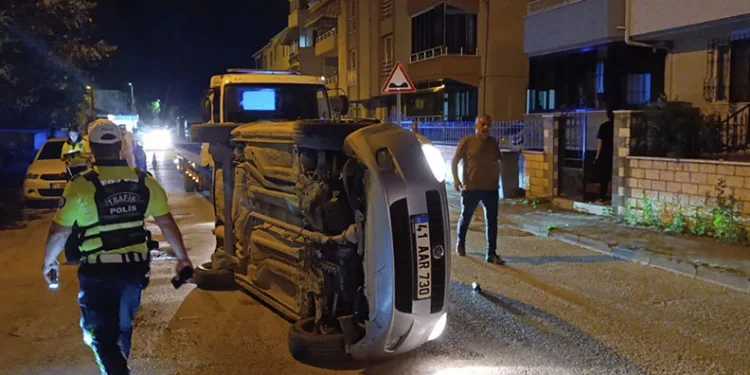 Bursa’da park halindeki otomobile çarpıp yan yattı
