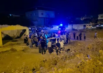 Tır sürücüsü metrelerce fren yapsa da 5 kişinin yaralandığı kazayı önleyemedi, o anlar kameraya yansıdı