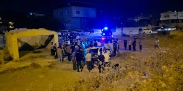 Tır sürücüsü metrelerce fren yapsa da 5 kişinin yaralandığı kazayı önleyemedi, o anlar kameraya yansıdı