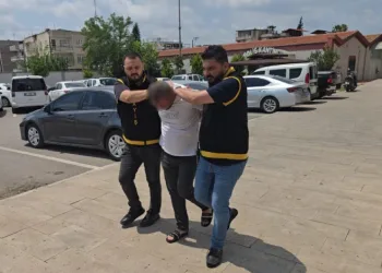 Arkadaşının 12 yaşındaki çocuğuna yankesicilik yaptırdı