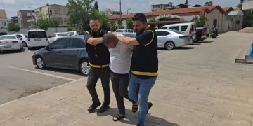 Arkadaşının 12 yaşındaki çocuğuna yankesicilik yaptırdı