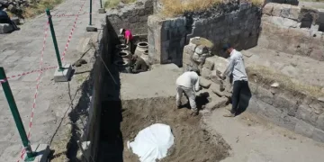 Ani Örenyeri’nde 900 yıllık erzak deposu gün yüzüne çıkarıldı