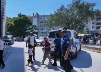 Kuşadası’nda zabıta memurunu darbeden 2 kadın dilenci tutuklandı