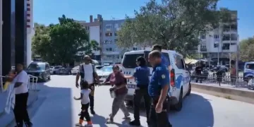 Kuşadası’nda zabıta memurunu darbeden 2 kadın dilenci tutuklandı