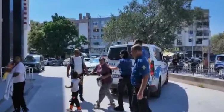 Kuşadası’nda zabıta memurunu darbeden 2 kadın dilenci tutuklandı