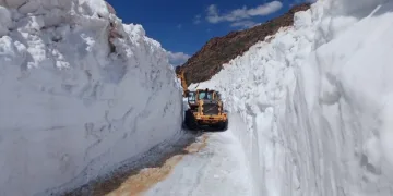 Yüksekova’da temmuz ayında 7 metrelik kar tünelleri