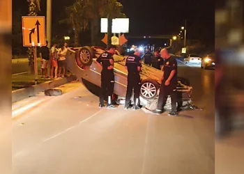 Önündeki motosiklete çarpmamak için direksiyonu kırdı, takla attı