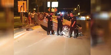 Önündeki motosiklete çarpmamak için direksiyonu kırdı, takla attı