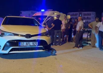 Otomobille çarpışan motosiklet kontrolden çıkınca yol kenarındaki çocuğa çarptı