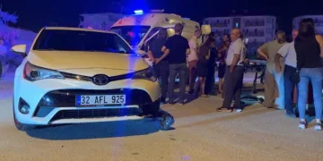 Otomobille çarpışan motosiklet kontrolden çıkınca yol kenarındaki çocuğa çarptı